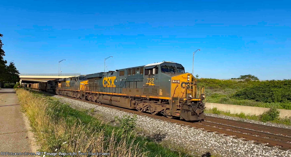 CSX 732 leads E907 on the following say.
